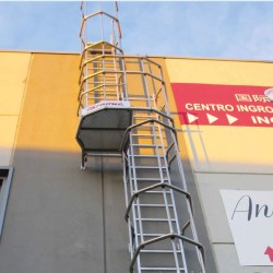Escalera vertical de seguridad con jaula y descansillo SVS1