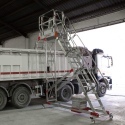 Escalera con plataforma abatible para camiones y autobuses SY-BA