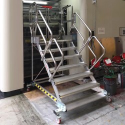 EM1304 | Escalera de Acceso Frontal