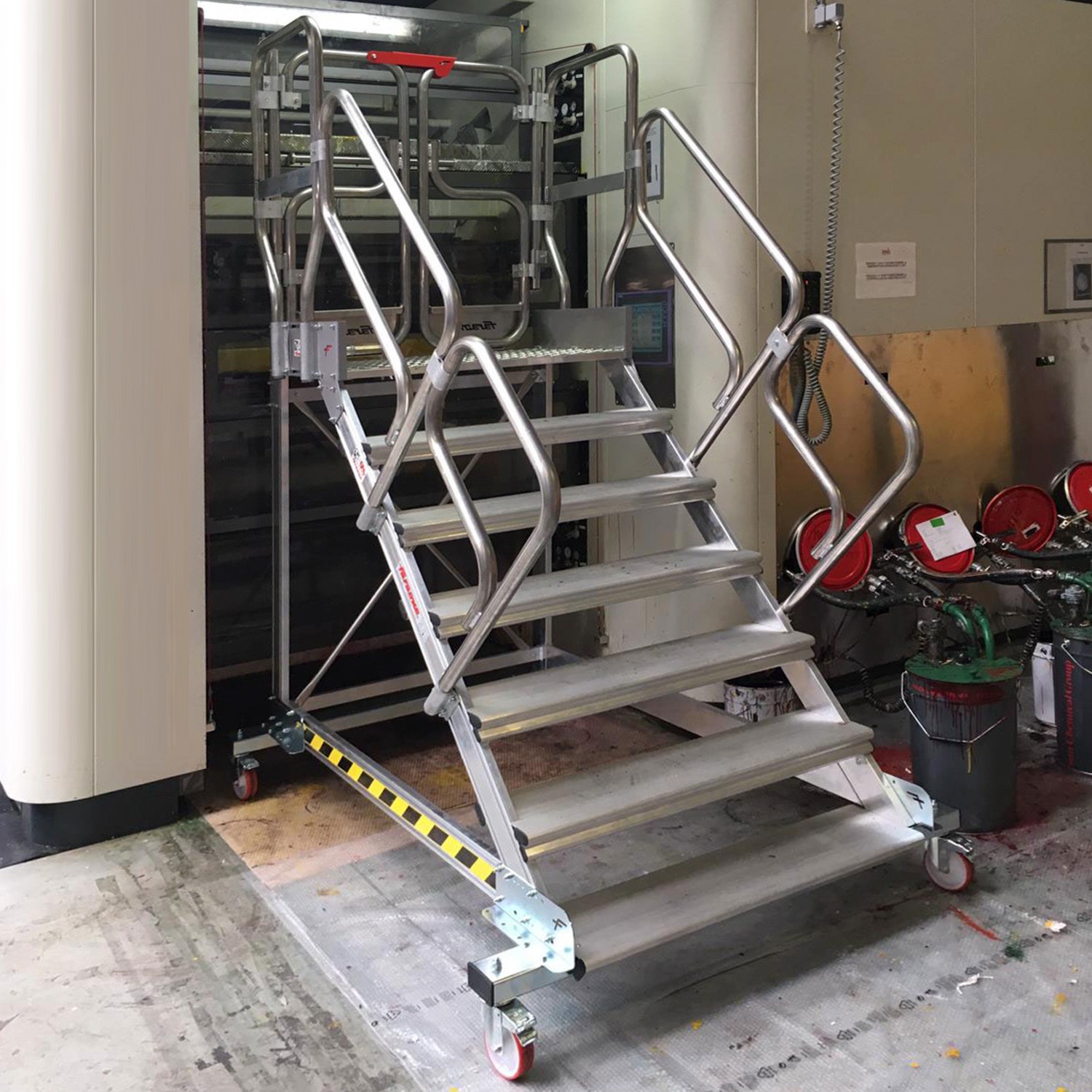 EM1304 | Escalera de Acceso Frontal